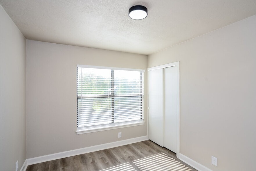 Building Photo - 8106 Hoovers Bend