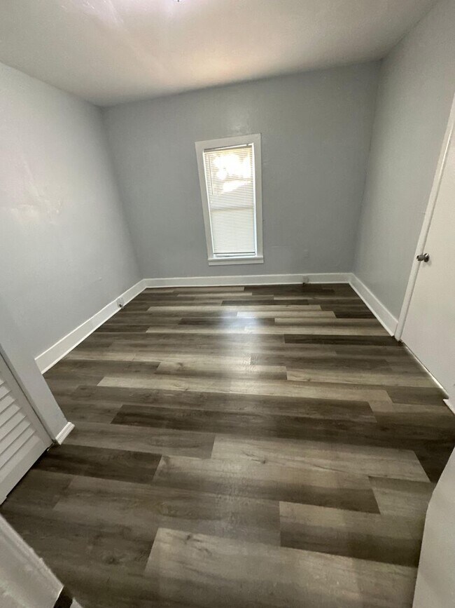 Building Photo - Fully Renovated 2/1 -Single Family Availab...