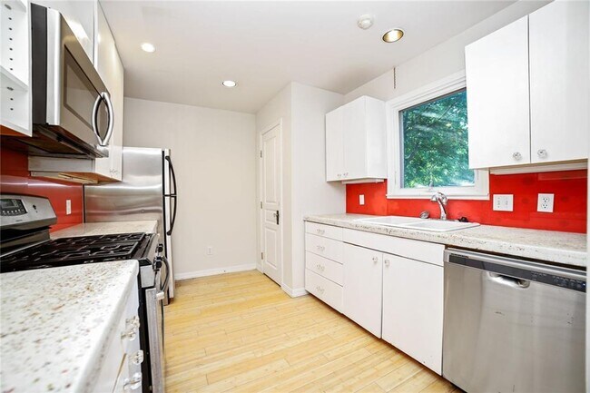 Building Photo - 2716 E 22nd St