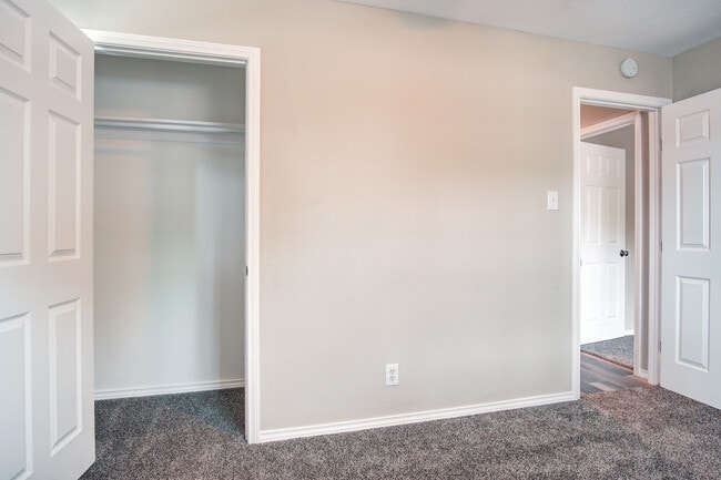 Building Photo - 2402 Ozark Dr