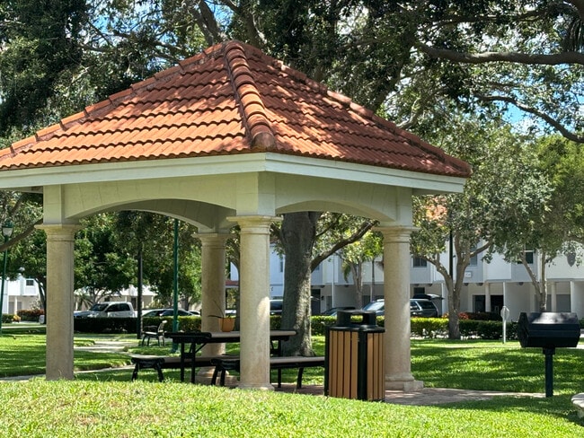 Building Photo - 2048 Alta Meadows Ln