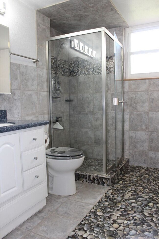 Building Photo - Columbine Hills - 3 BR/2 1/2 BA Home!