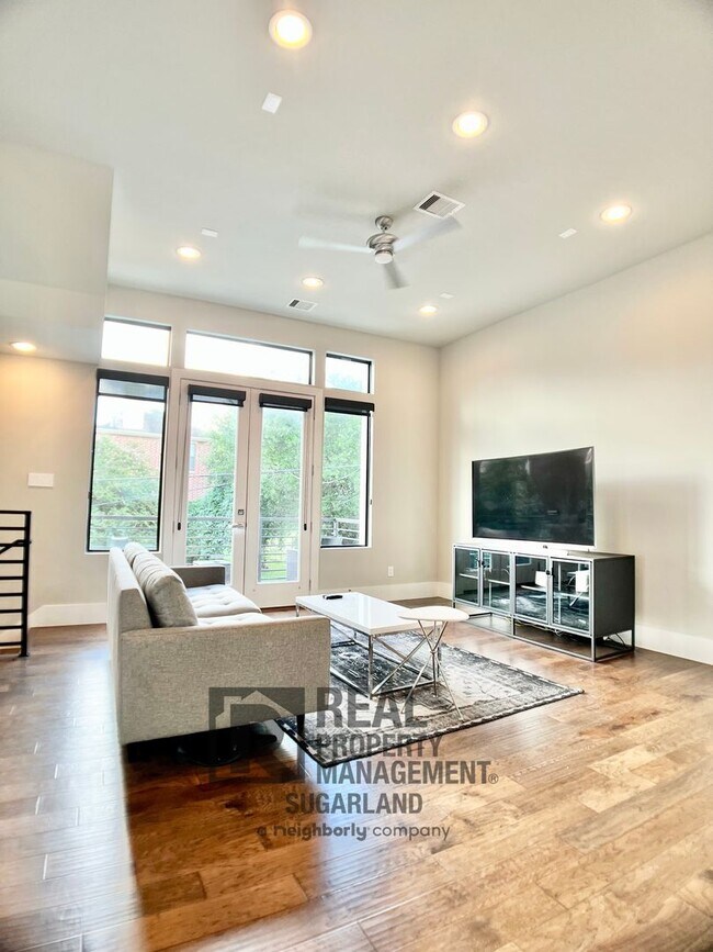 Building Photo - Luxurious Three Story Townhome!