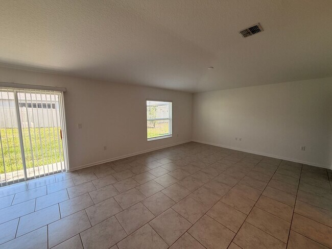 Building Photo - Single Family House Minutes to Davenport Posner Park Shopping Mall