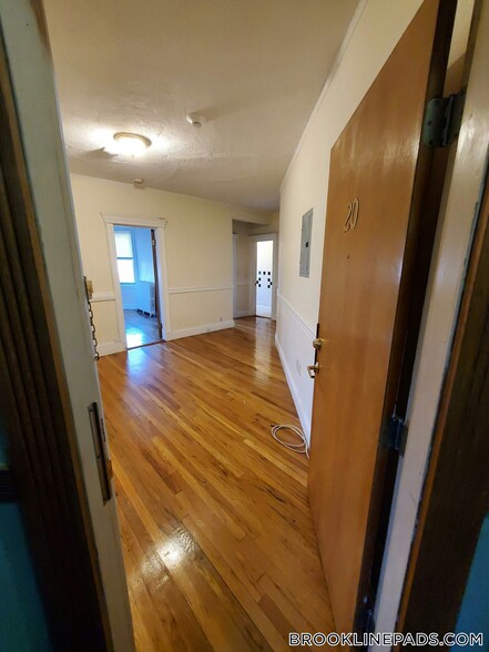 Building Photo - 352 Riverway