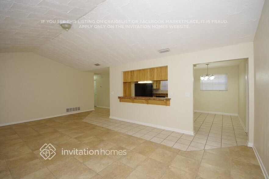Building Photo - 1725 Pine Tree Dr