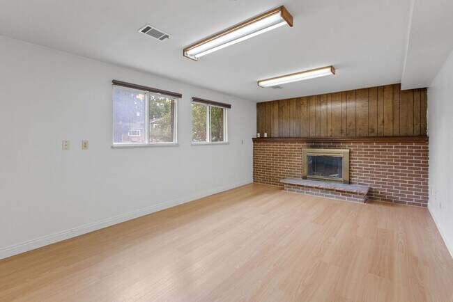 Building Photo - 5 Bedroom home with finished basement