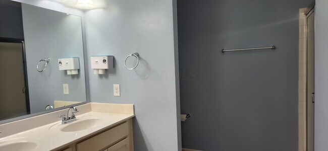 Building Photo - 590 Redwood Ln