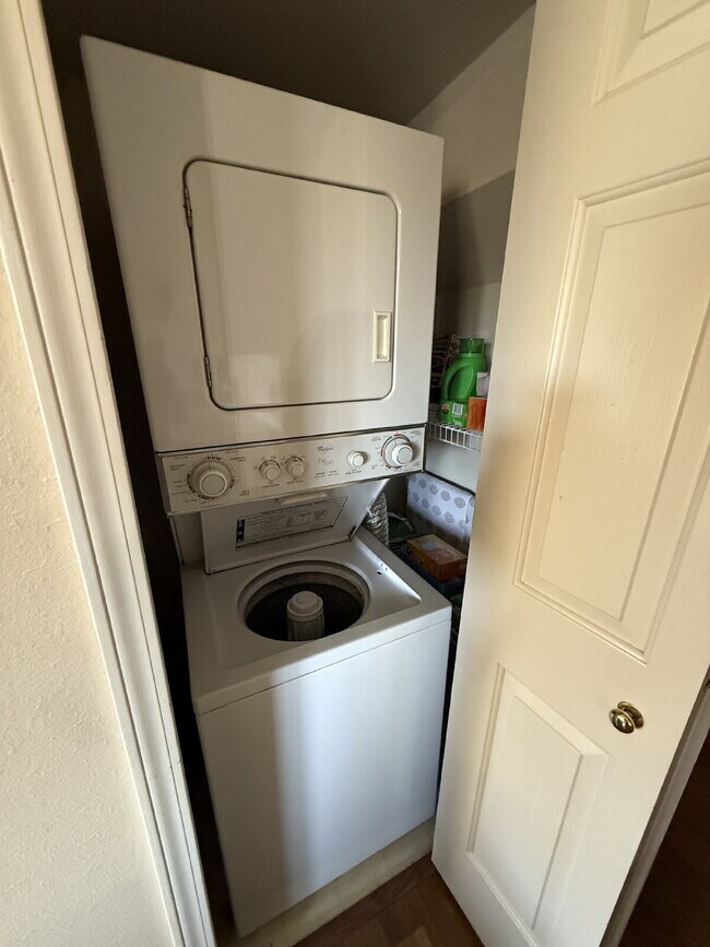 Building Photo - Penthouse Fully Furnished - Lakeview 2 Bed...