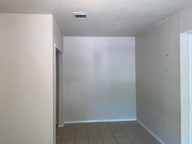 Building Photo - Near Downtown and PORT SA, BOEING CENTER T...