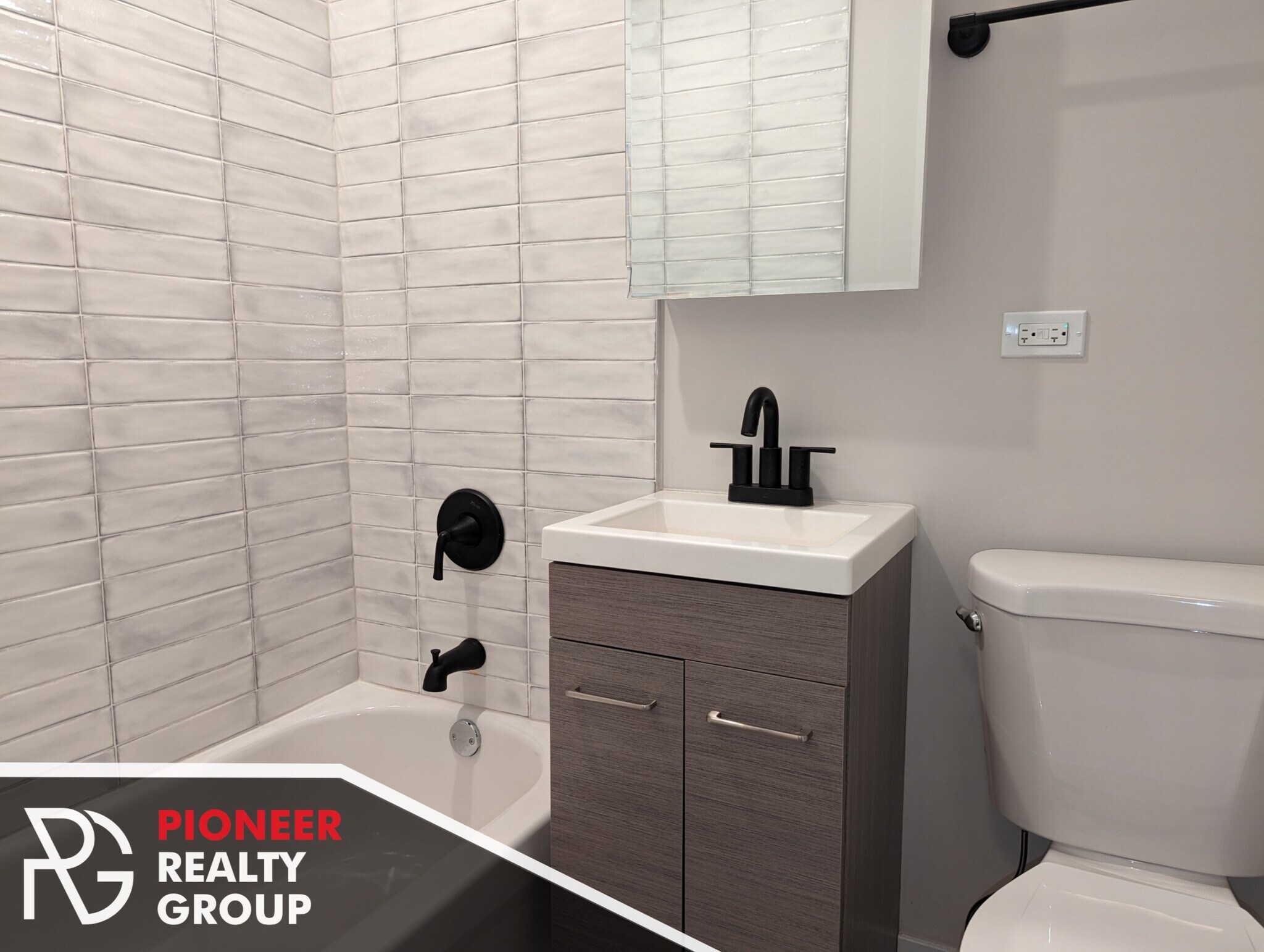 Building Photo - 648 W Wrightwood Ave