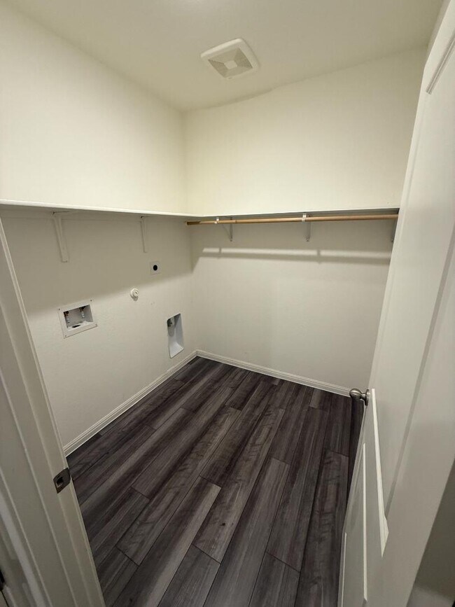 Building Photo - 401 Wren Ln