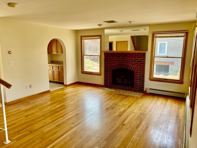 Building Photo - 16 Central St