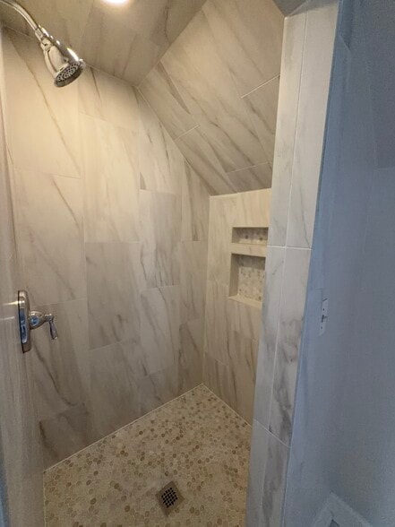 Primary Shower - 2602 W Linden Ave