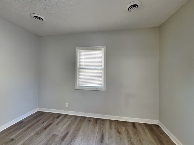 Building Photo - Beautiful 4BR 1BA Home w/  Granite Counters, Stainless Steel Appliances and Big Backyard in Grand...