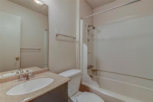 Building Photo - 400 Hedgewood Dr