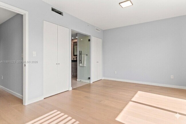 Building Photo - 1055 99th St