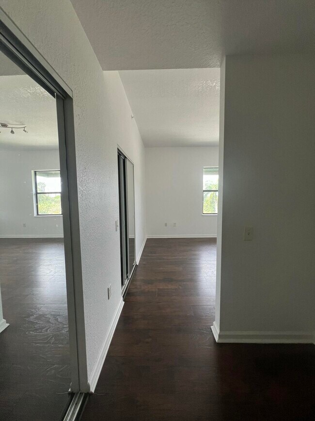 Building Photo - 1610 Presidential Way