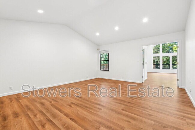 Building Photo - 1121 Douglas Ct
