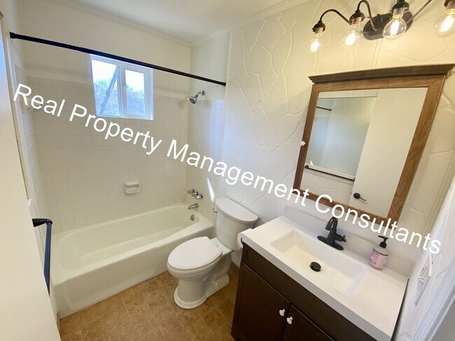 Building Photo - Charming Home in a Country Setting