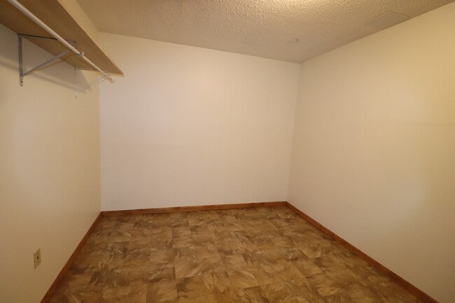 Building Photo - Spacious Townhome