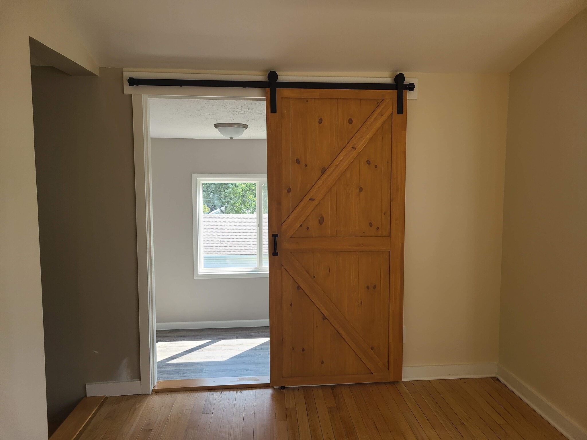 Bonus room entryway - 707 E Wood St