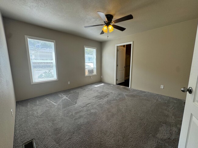 Building Photo - 3 Bedroom in Myrtle Creek