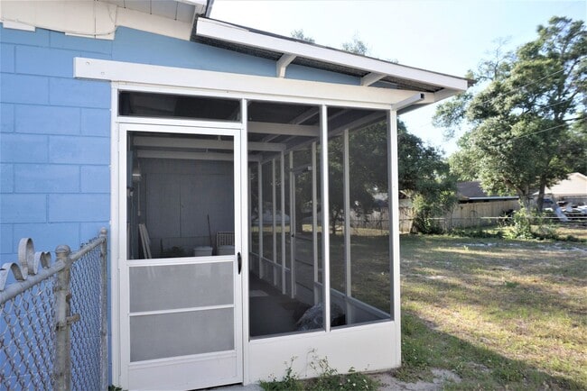 Building Photo - Modest 3 Br/1.5 Bath in Established Neighborhood