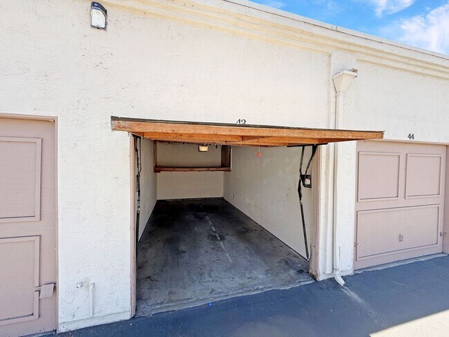Building Photo - Spacious Studio Unit in Eastlake w/ AC!
