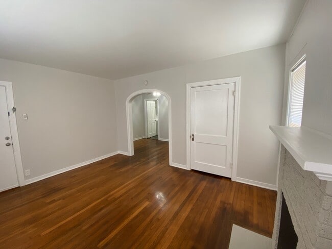 Building Photo - 419 W Polk St