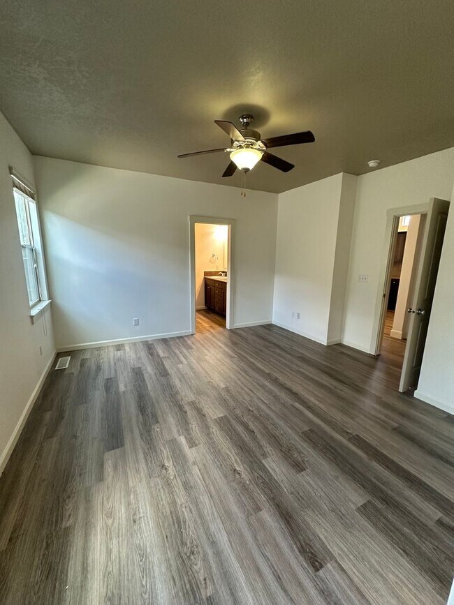 Building Photo - 3 Bedroom 2 Bath Home, New Paint, New LVP ...