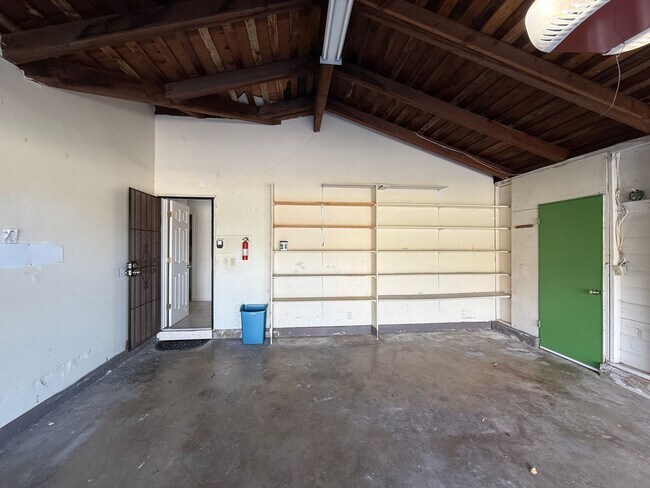 Building Photo - 949 Wainiha St