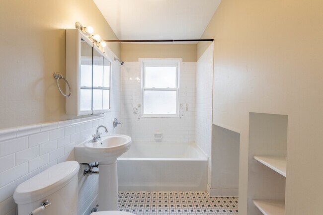 Building Photo - 2724 N Meade Ave