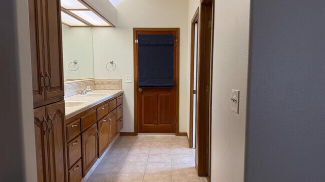 Building Photo - 521 Sherwood Ct