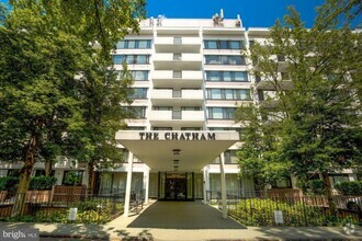 Building Photo - Great Location, Sunny 8th Floor Studio wit...