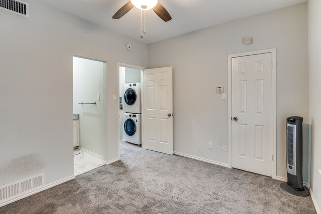 Building Photo - Delightful 2-Bed, 1.5 Bath in Prime Dallas...