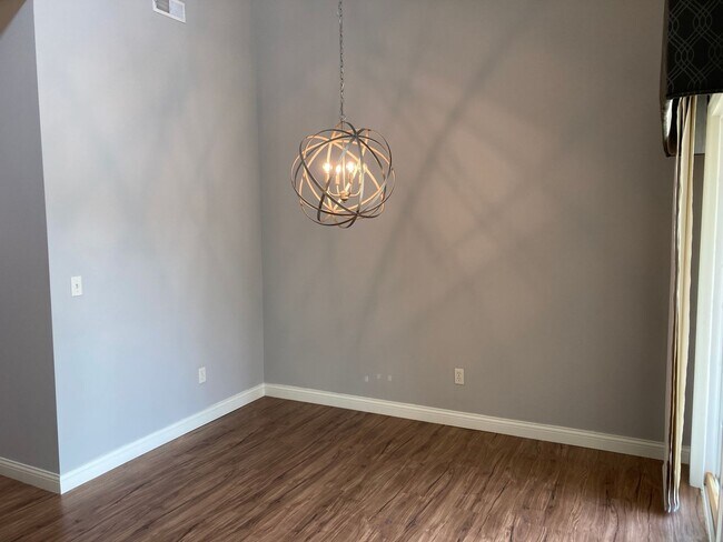 Building Photo - Bright 3BR Townhome with Bonus Room - Available NOW!
