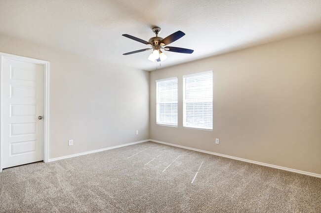Building Photo - Move-In Ready Home with New Flooring and A...