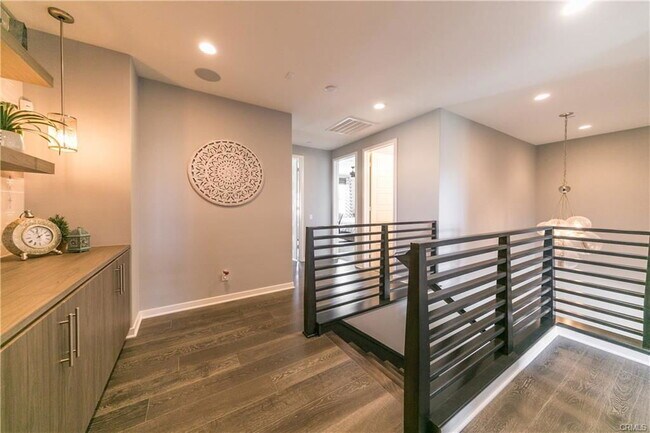 Building Photo - 308 Finch