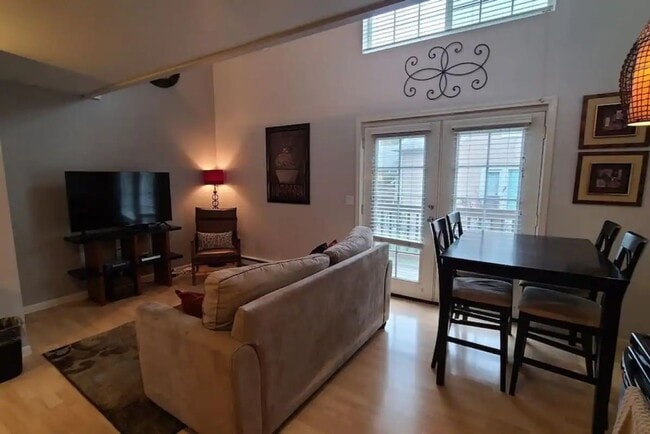 Building Photo - Centrally Located Townhouse – Near to South Perry, Quick Drive to Gonzaga!