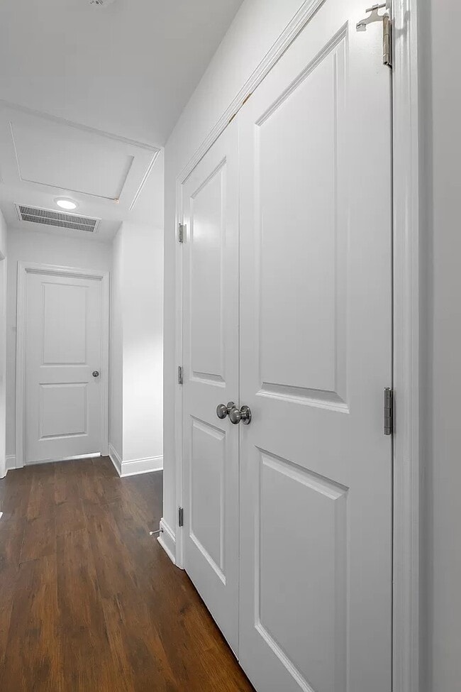 Building Photo - 5558 Stream Ln