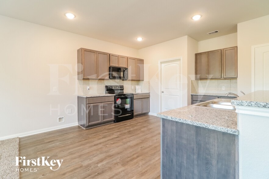 Building Photo - 14725 Country Club Dr