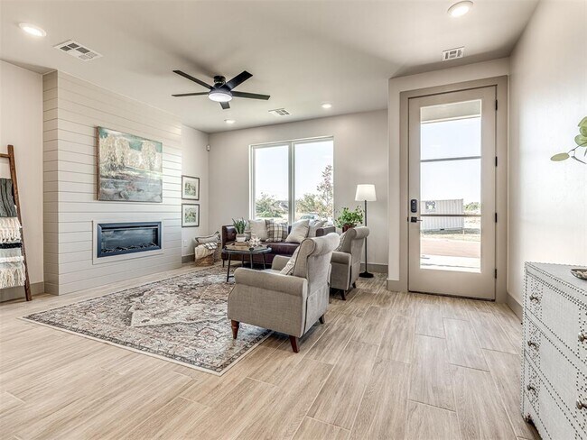 Building Photo - 2633 Crescent Ave