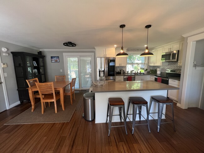 Building Photo - 98 SW Hartley Ave