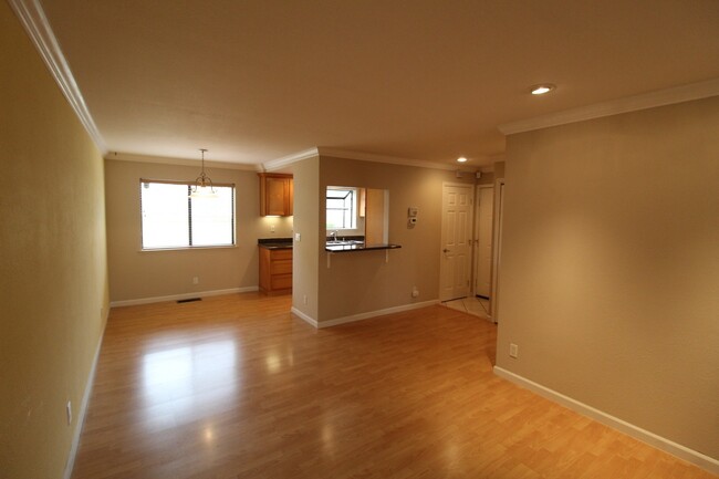 Building Photo - Concord Beautiful 1 bedroom 1 bath condo u...