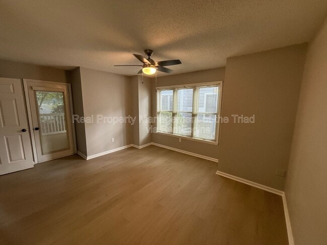 Building Photo - 201 Oakwood Ct