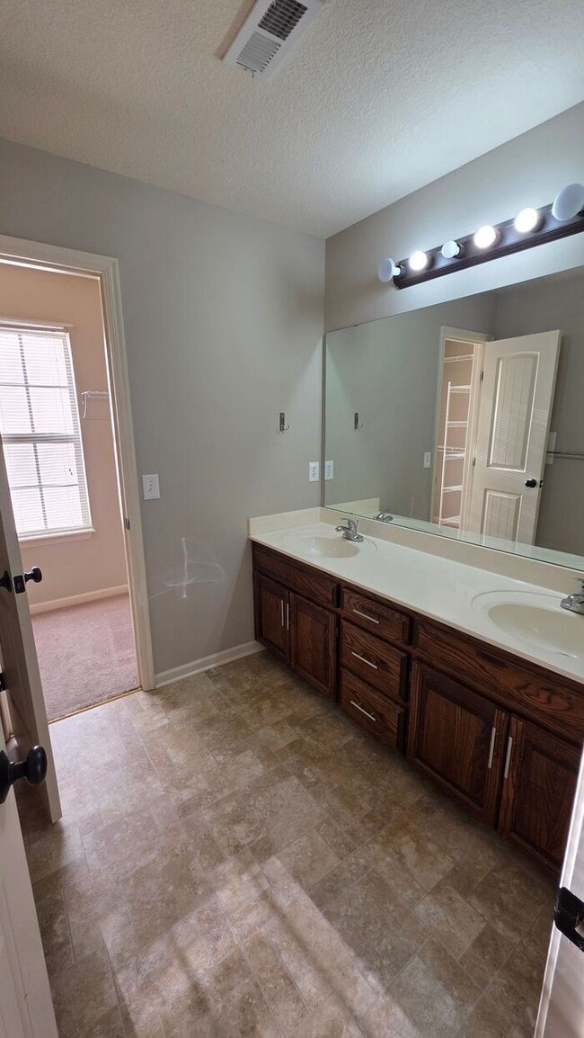 Building Photo - Beautiful 2 Bedroom Townhome in North Kans...