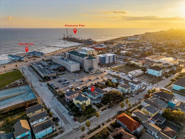 Building Photo - 2207 Bernardo De Galvez Ave