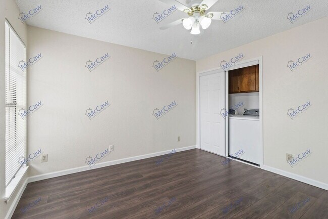 Building Photo - 9520 Royal Ln