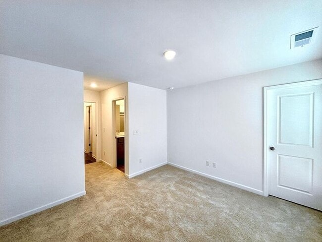 Building Photo - Beautiful 3-Bedroom Modern Mountain-View T...
